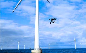 Dùng máy bay không người lái kiểm tra cánh quạt turbine gió ngoài khơi